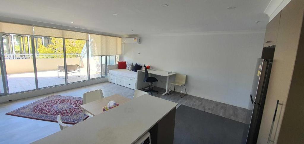Dana-Cozy Studio With Shared Entry In The City Canberra Exterior photo