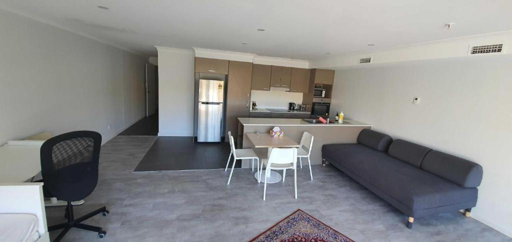 Dana-Cozy Studio With Shared Entry In The City Canberra Exterior photo